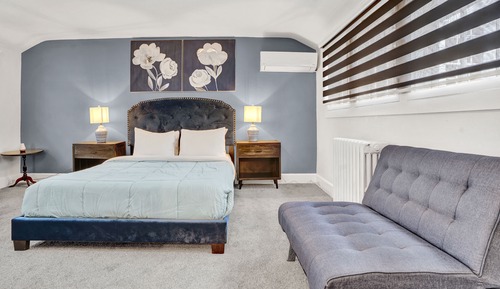 Colonial Room 7