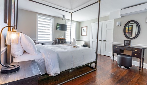 Colonial Room 4