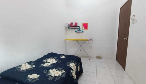 Single Room, Shared Bathroom