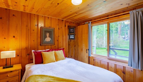 Creekside Cabin--2 Bedroom