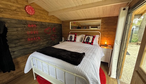 Deluxe Room, 1 Queen Bed, Pool View, Poolside