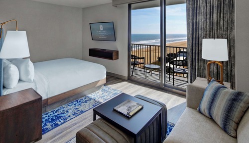 Suite, 1 King Bed, Accessible (Roll-In Shower)