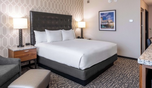 Deluxe Room, 1 King Bed, Refrigerator & Microwave (Hearing Accessible)