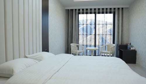 Comfort Room, Mountain View, Poolside