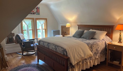 Helen - Deluxe Queen Room w/ Private Bath