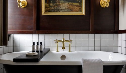 Superior Room, Bathtub