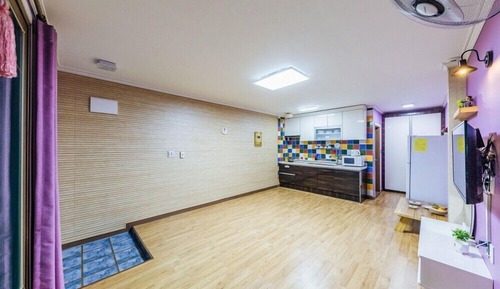 Room (102)