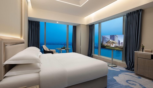 Deluxe Room, Multiple Beds, Lake View