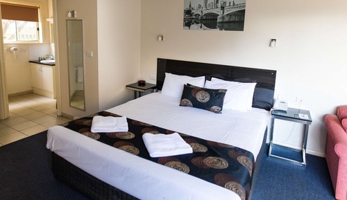 Executive Room, 1 Queen Bed, Non Smoking, Kitchenette (Larger Room)