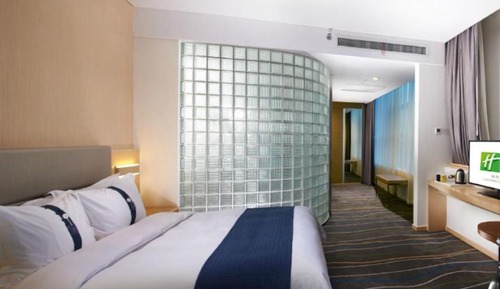 Standard Room, 1 Queen Bed, Lake View (Extra Floor Space)