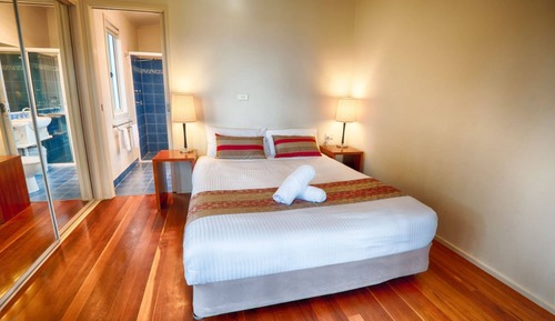 Superior 2 Bedroom Cabin - Sleeps 4