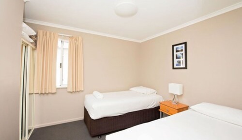 Deluxe 2 Bedroom Cabin (Sleeps 5)