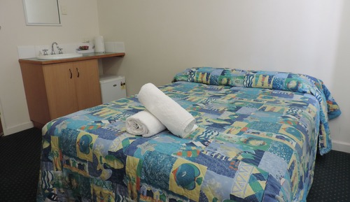Economy Room, Multiple Beds, Shared Bathroom (Hotel)