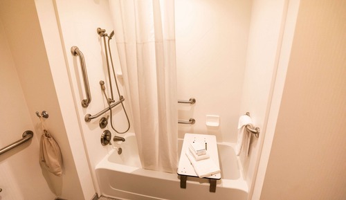 Room, 1 King Bed, Accessible, Bathtub (Mobility) (Drinks and Snacks).