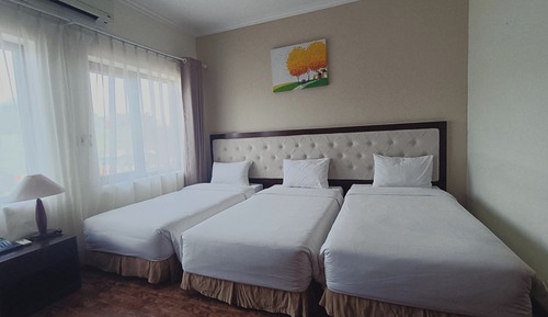 Deluxe Triple Room, 3 Twin Beds, Mountain View