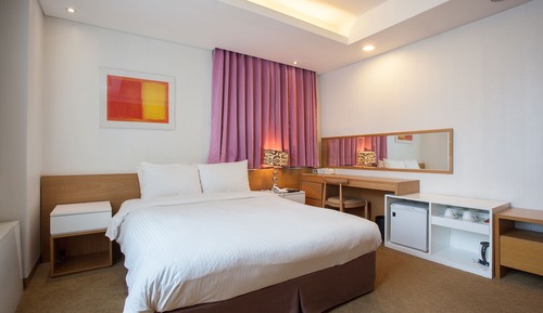 Standard Double Room (Bigger than most in Seoul)