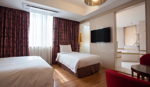 Deluxe Twin Room (Bigger than most in Seoul)