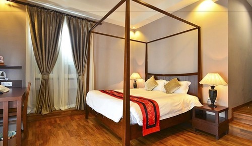 Deluxe Room, 1 King Bed, Non Smoking, Bathtub