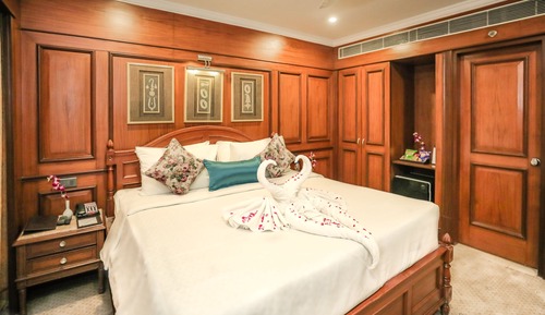 Suite With Bathtub