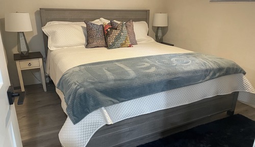 Executive Downtown Kumquat Bungalow 1 King Bed Non-Smoking