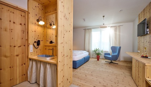 Deluxe Room, 1 King Bed, Non Smoking, Pets Allowed