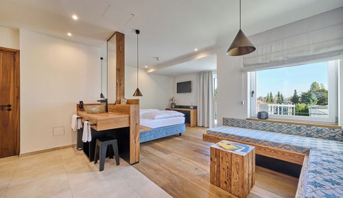 Deluxe Room, 1 King Bed, Non Smoking, Balcony