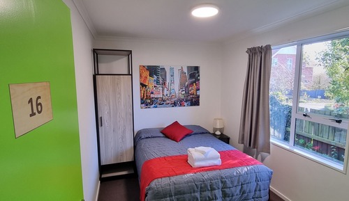 Room 16 - Budget Queen - Own Toilet & Vanity