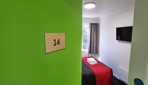 Room 14 - Budget Queen - Own Toilet & Vanity