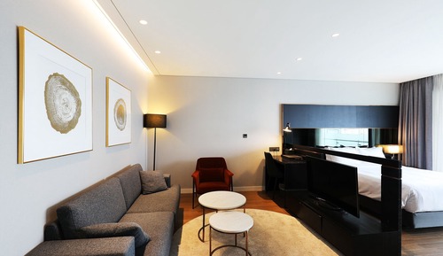 Junior Suite Queen (Complimentary Pool Access for 2)