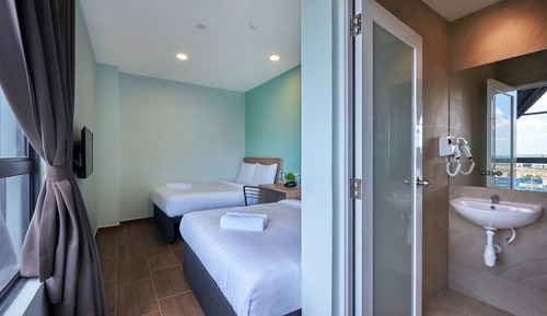 Premier Twin Queen Room