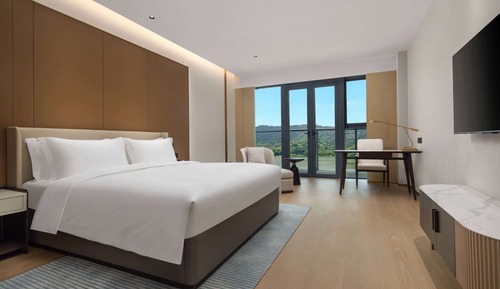 Deluxe Room, 1 King Bed, Non Smoking, Lake View