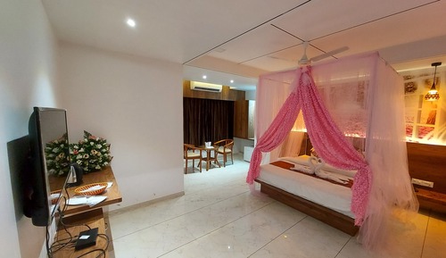 Super deluxe with bath tub