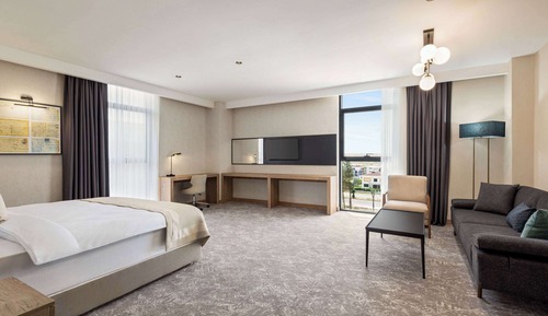 Executive Room, 1 King Bed, City View