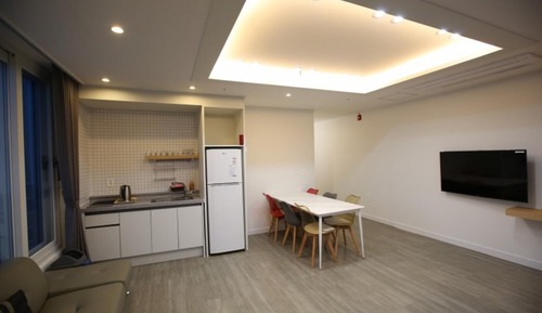Room (Room 403)