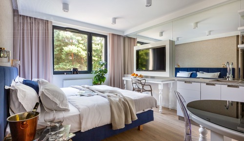 Deluxe Apartment, 1 Queen Bed, Private Bathroom, Courtyard View