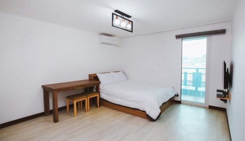 Room (Sky A-dong Room 202)