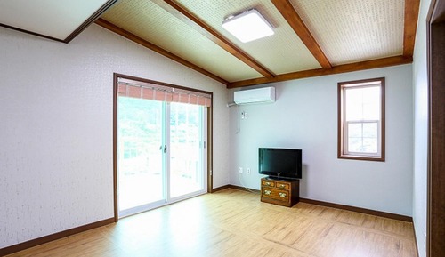 Room (Room 202)
