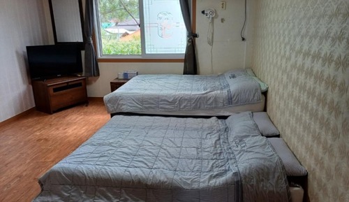 Room (103)