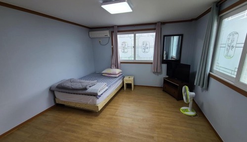 Room (109)