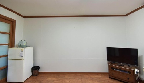 Room (Room 102)
