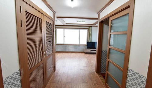 Room (110)