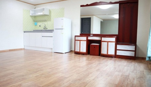 Room (Room 301)