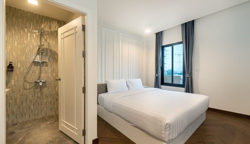 Deluxe Room (King)