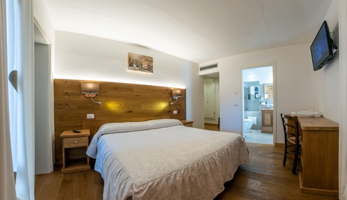 Deluxe Suite, Jetted Tub