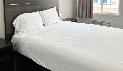 Deluxe Room, 1 Queen Bed, Non Smoking, Refrigerator & Microwave
