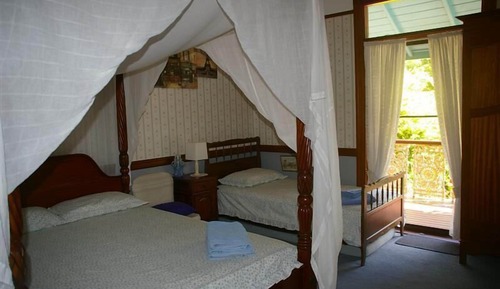 Le Parisien Room (Shared Bathroom)