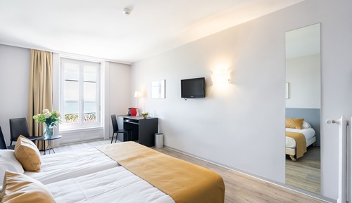 Room, 2 Twin Beds, Lake View