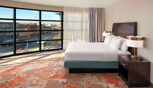 Junior Suite, 1 King Bed, Accessible