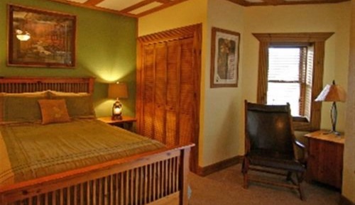 Wineberry Cabin Suite, 1 King Bed and 2 pull-out Sofas, Full Kitchen, Fireplace, Jetted Tub