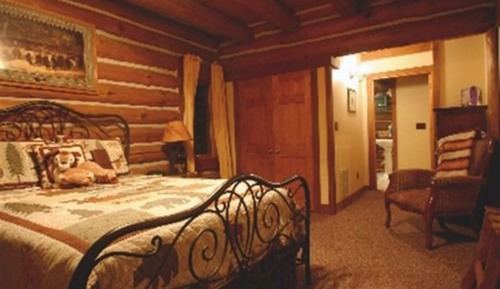 Raspberry Room, 1 Queen Bed